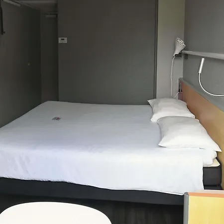ibis Saintes-3