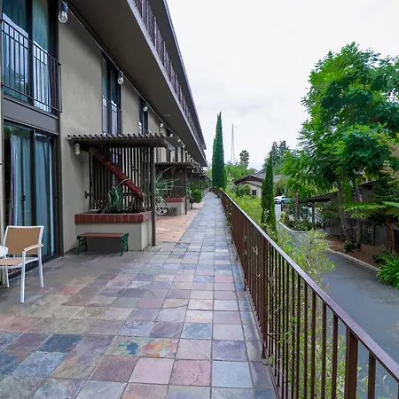 Dinah'S Garden Hotel-3