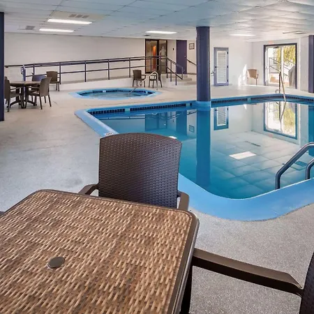 Charlevoix Inn & Suites Surestay Collection By Best Western-3