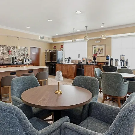 Best Western Plus Hannaford Inn & Suites-3