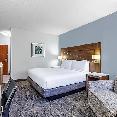 Doubletree By Hilton Milwaukee Downtown-2