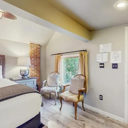 Romantic Cabin With A Patio - Walk To Restaurants, Tasting Rooms & More-3