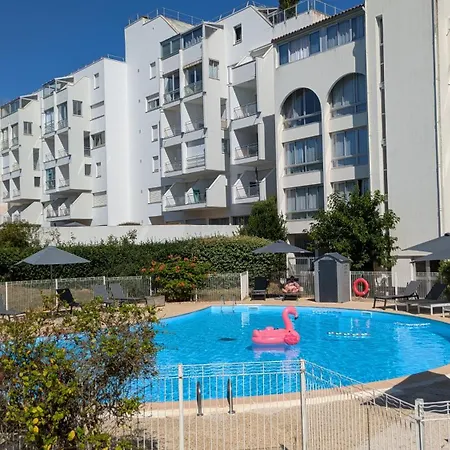 Résidence avec Piscine face au port 200m plage-3