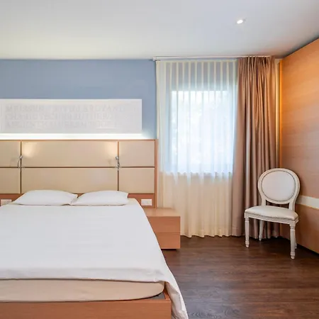 Hotel Garni Muralto-3
