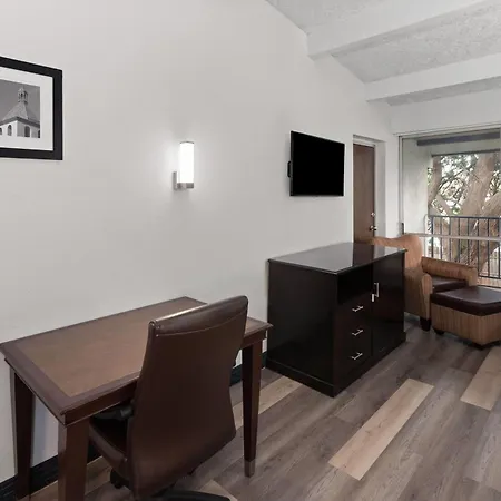 Travelodge By Wyndham Milwaukee-2