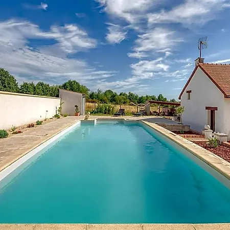 maison blanche piscine et petit déjeuner-3