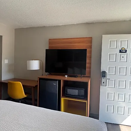 Days Inn & Suites By Wyndham Needles-3