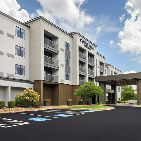 Courtyard Beckley-3
