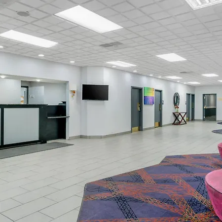 Quality Inn & Suites Livonia - Detroit-2