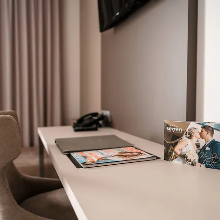 Hotel Seven-3