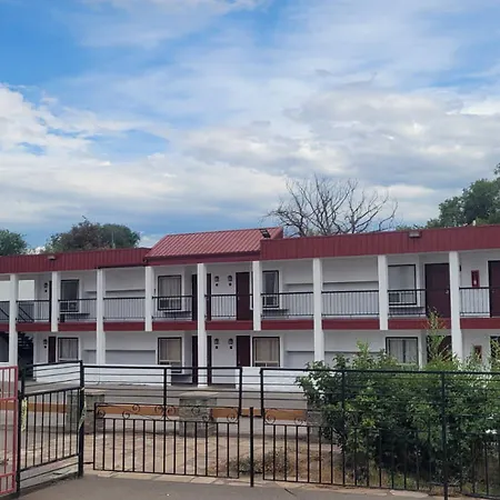 Red Arrow Inn & Suites, A Travelodge By Wyndham-3