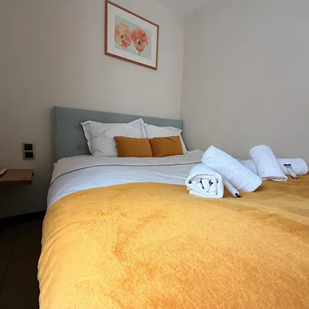 Near Hotspots Stay, Central Room W Shared Kitchen-2