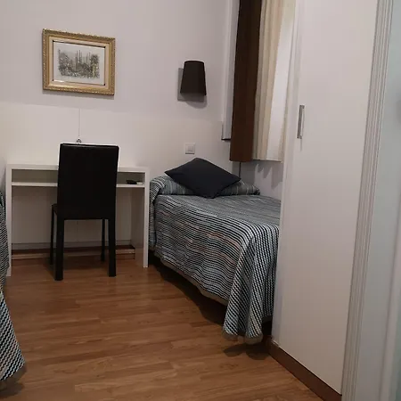 Hostal Lesseps-2