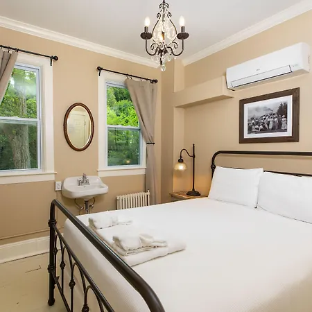 Pine Cottage Bed & Breakfast-3