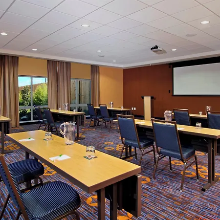 Courtyard By Marriott Victoria-2