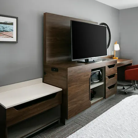 Hampton Inn & Suites West Bend-3