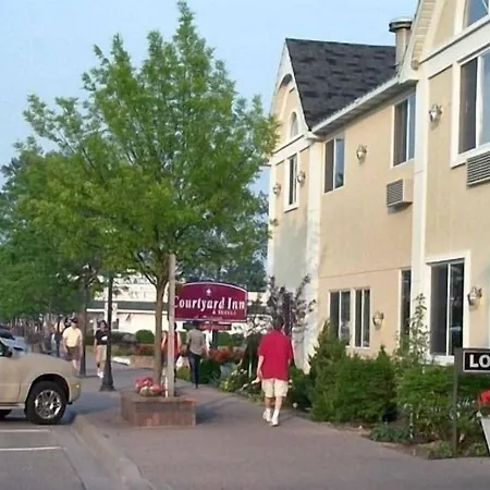Court Plaza Inn & Suites Of Mackinaw-3