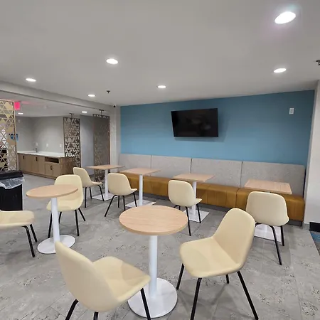 Microtel Inn & Suites By Wyndham Brandon-2