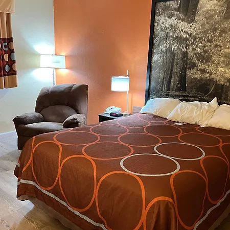 Super 8 By Wyndham Altoona-2