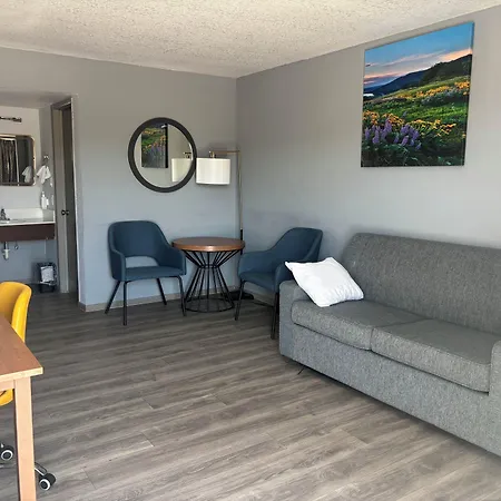 Days Inn & Suites By Wyndham Needles-2