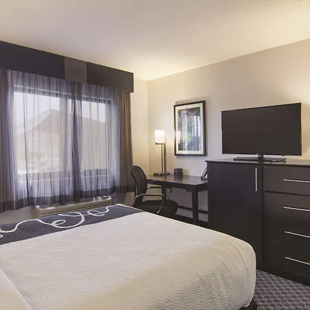 La Quinta Inn & Suites By Wyndham Cleveland - Airport North-2