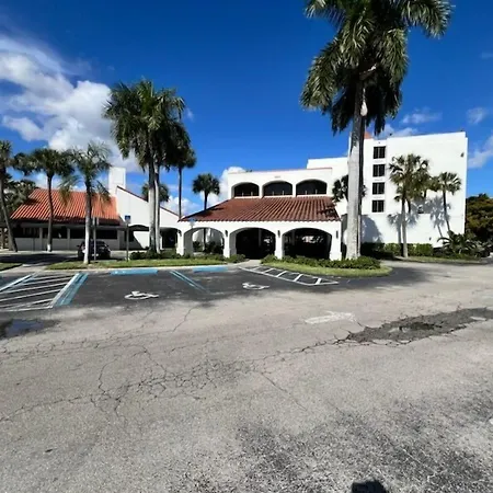 Ramada By Wyndham West Palm Beach Airport-3