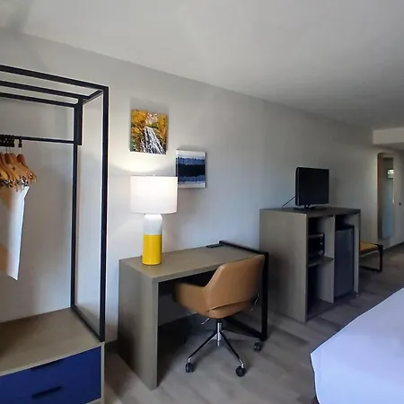 Comfort Inn Near Downtown & Blue Ridge Pkwy-2