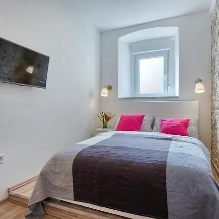 Top Center Rooms & Studio-3