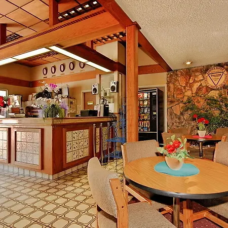 Super 8 By Wyndham Long Beach-2