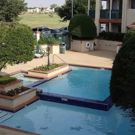 Econo Lodge Inn And Suites Arlington-3