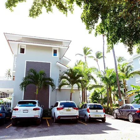 Tropicana Suites Deluxe Beach Club & Pool-2