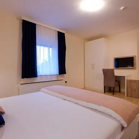 Airport Hotel Garni-2