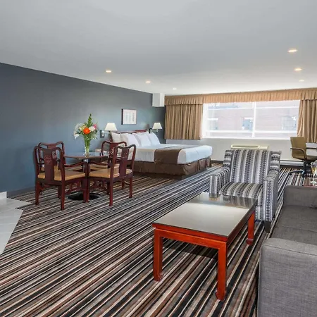 Super 8 By Wyndham Downtown Toronto-3