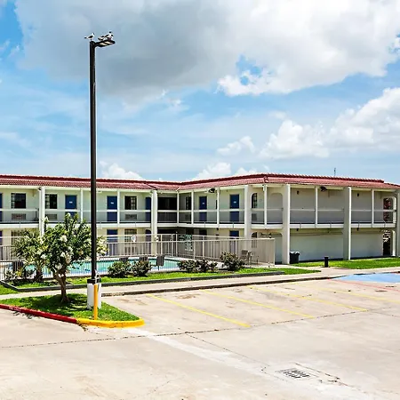 Motel 6 Texas City-3
