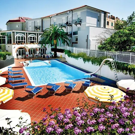 Hotel Riviera 3 Stelle con piscina estiva gratuita e garage a pagamento-2