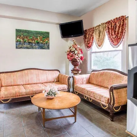 Econo Lodge New Paltz-3