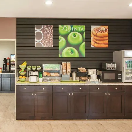 La Quinta Inn & Suites Far Rockaway - Beach Hotel-2