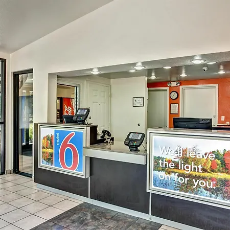Travelodge By Wyndham Fayetteville-2