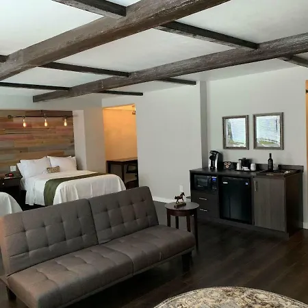 Cedar Stables Inn & Suites-3