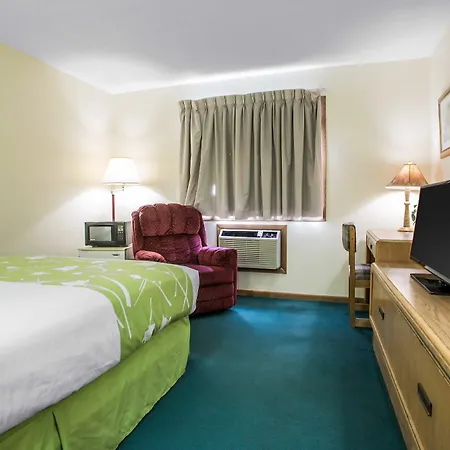 Econo Lodge Inn & Suites Dubuque-2