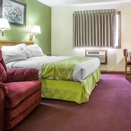 Econo Lodge Inn & Suites Dubuque-3
