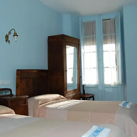 Hostal Paris-3