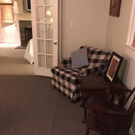 Niagara Mansion Carriage Suite-2