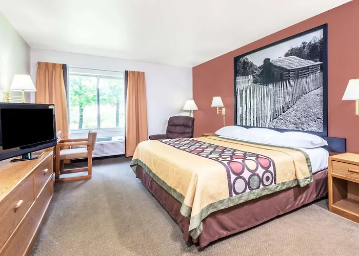 Super 8 By Wyndham Louisa Motel