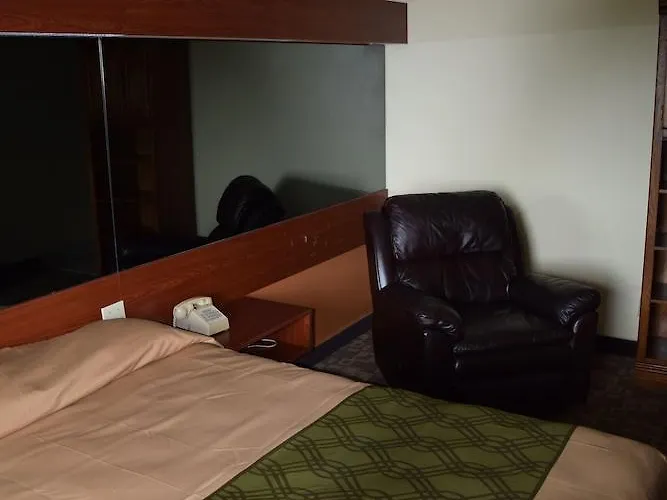 Econo Lodge Inn & Suites