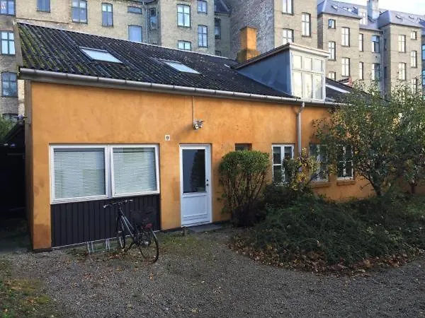 Rooms In Quiet Yellow Courtyard Apartment