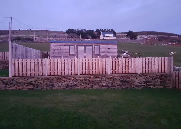 Allibella Shepherds Hut, Amazing Seaview, Private Garden, Pet Friendly