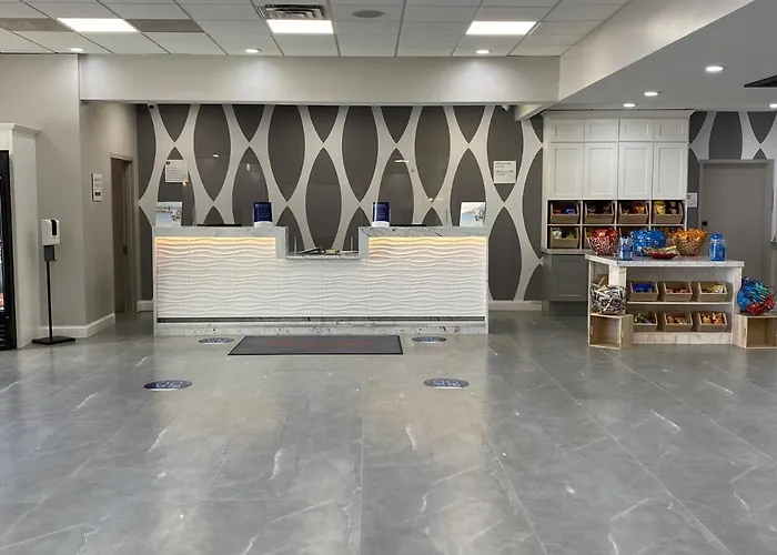 Ramada By Wyndham Hartford North - Bradley Airport