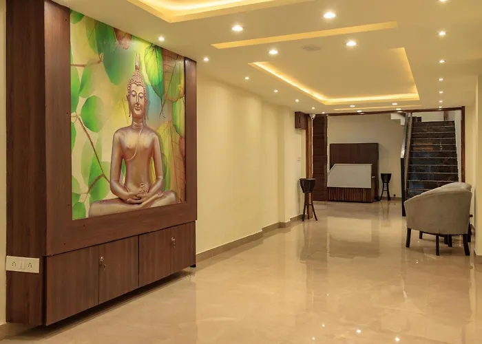 De Manora Homes - Unpretentious Hotel With A Garden , Posh Area Ranjit Avenue