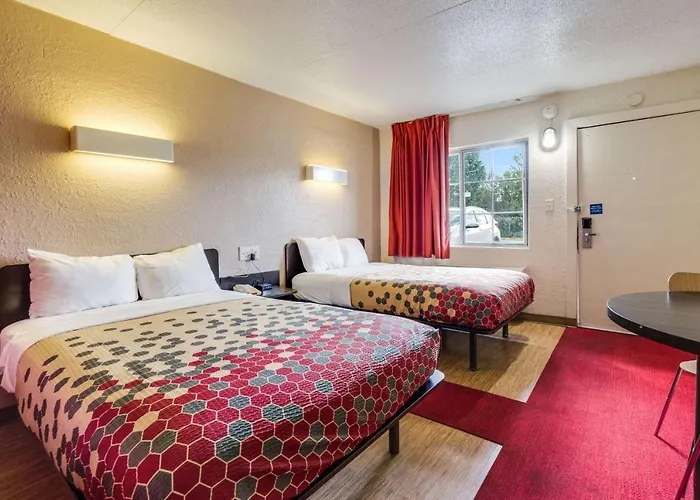 Econo Lodge Inn & Suites